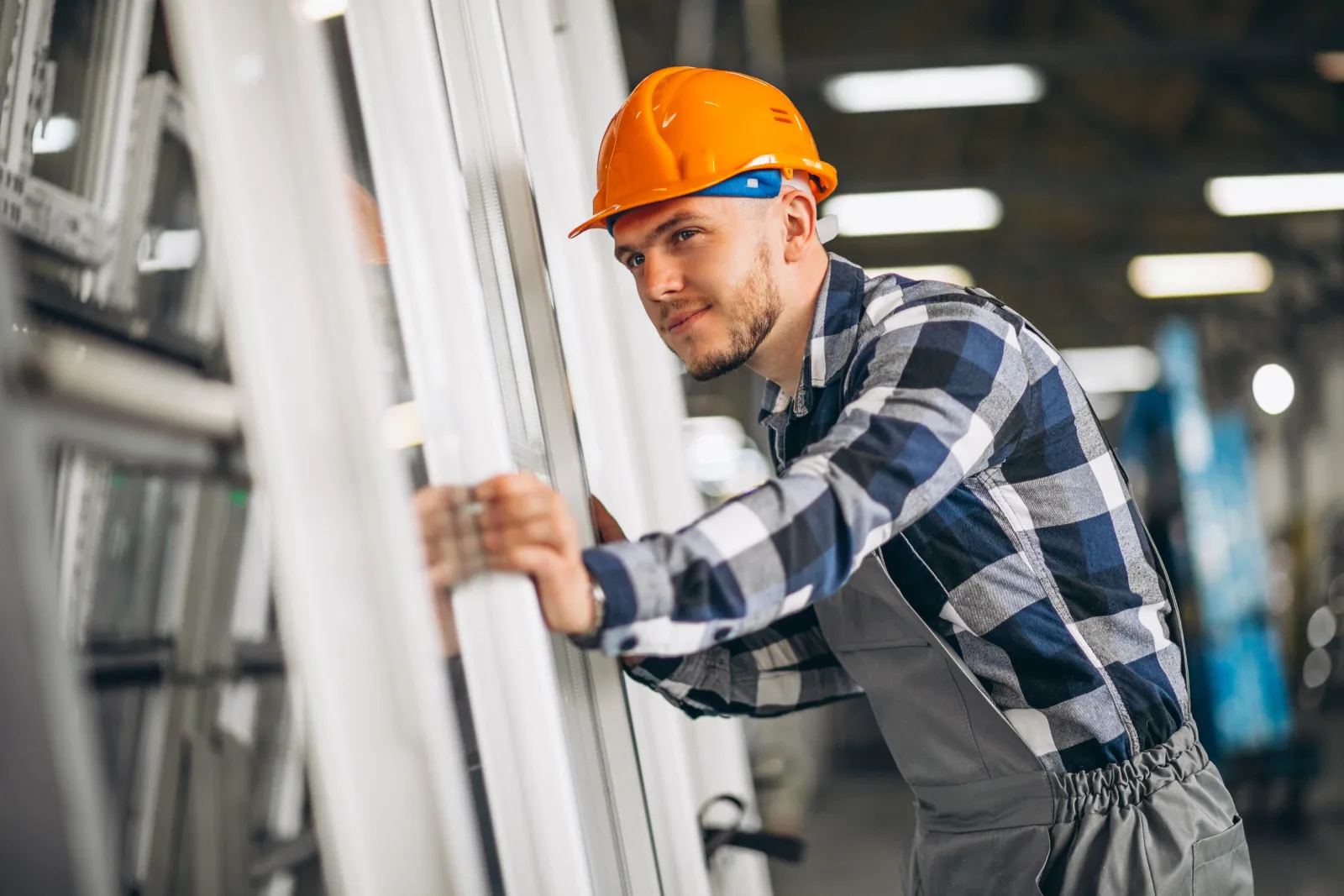 Operatore che movimenta un serramento in officina